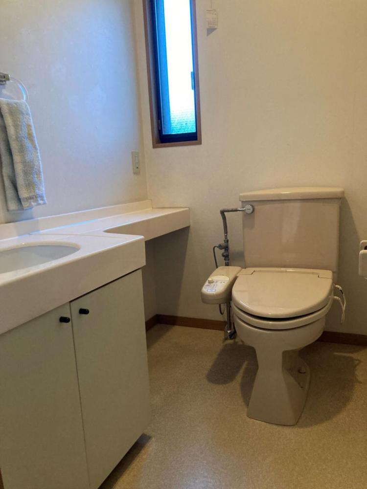 手洗いの付いた広い1階トイレ