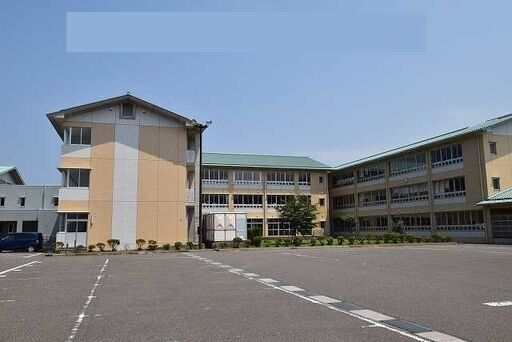 田沢小学校 700m