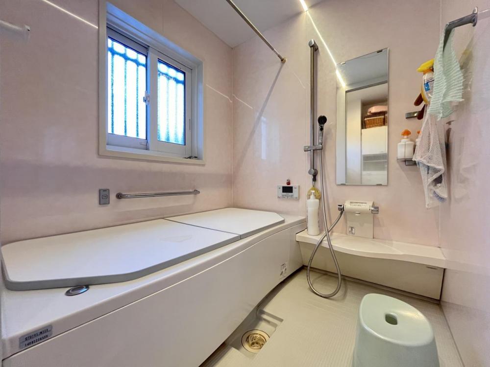浴室は魔法瓶浴槽で浴室換気乾燥機能付きです。　水量切り替えシャワーも搭載されています。