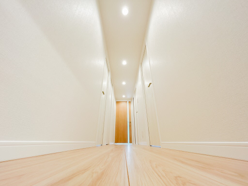 廊下スペースはシンプルで落ち着きのある色