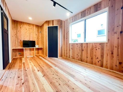 無垢杉板を使った室内仕様が住まいに個性を