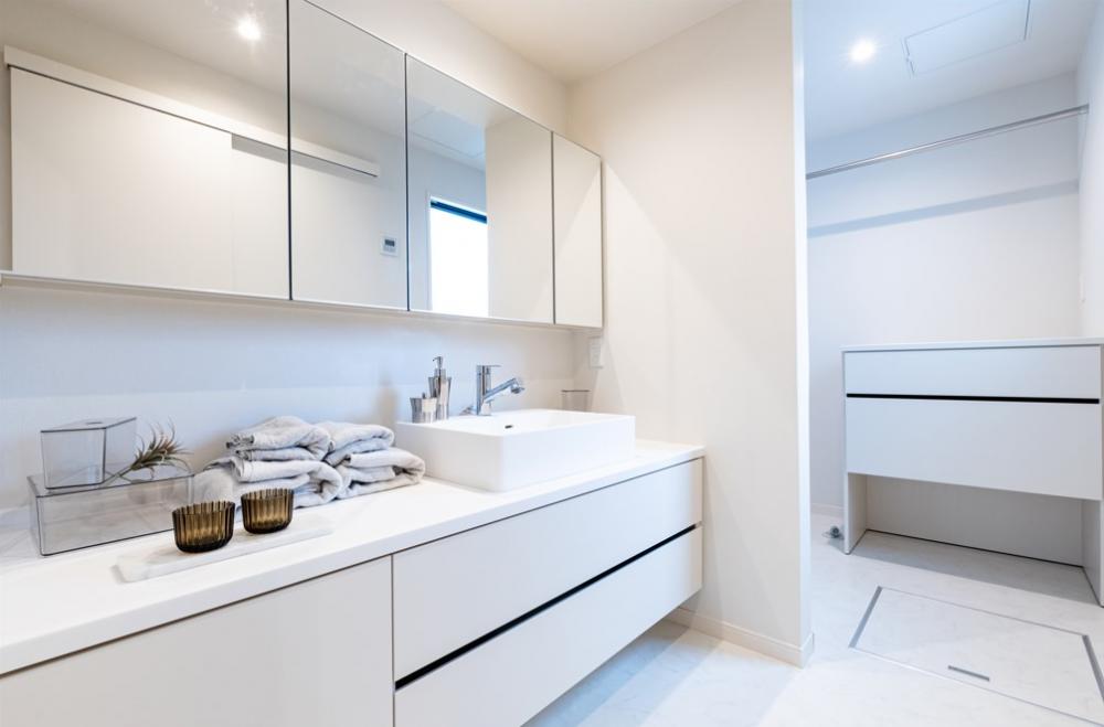 【洗面台・洗面所】 真っ白で清潔感あふれるホテルライク仕様のおしゃれな洗面スペースです。