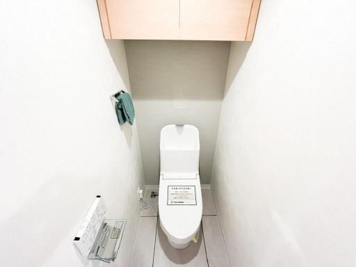 トイレはウォシュレット機能付きの最新タイ