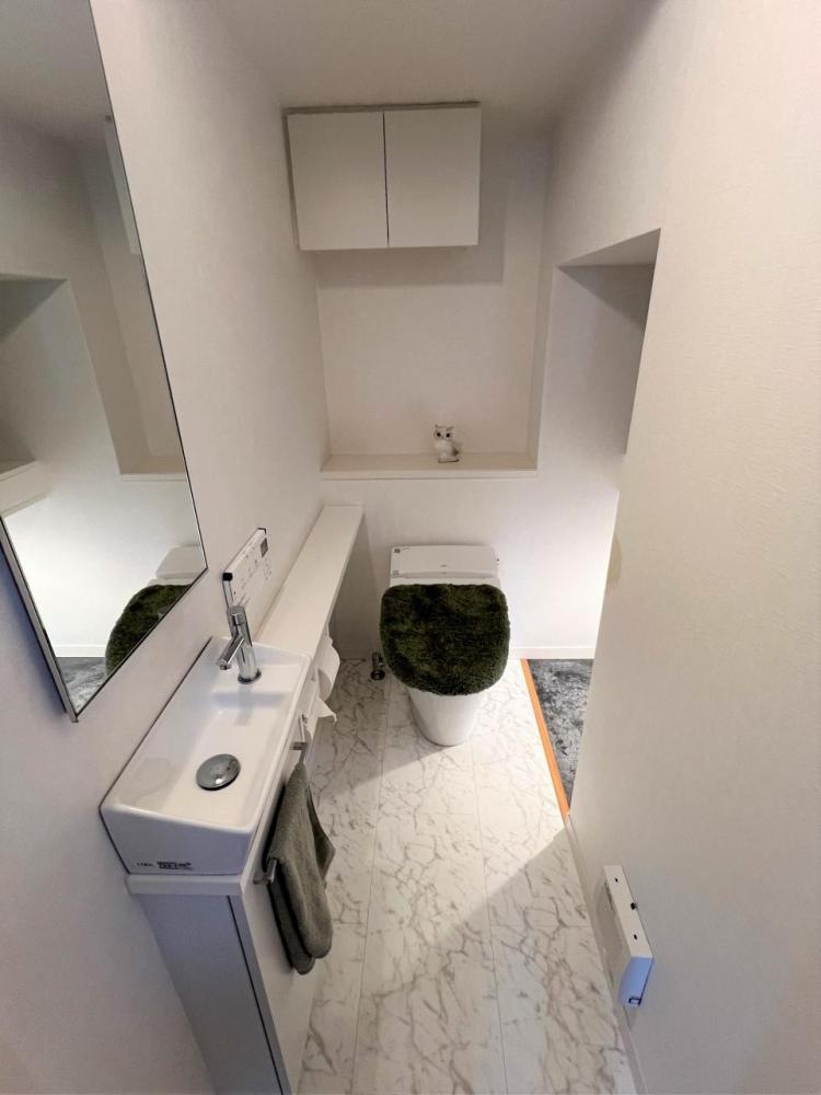 1階トイレは階段下をうまく使った棚が便利